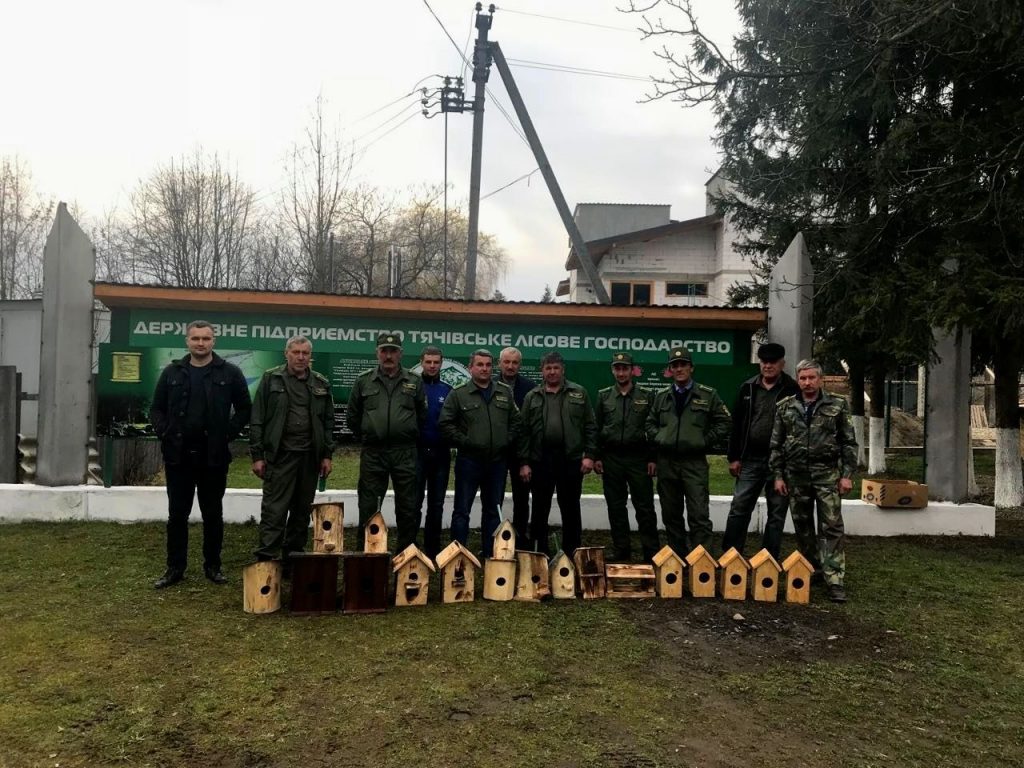 Тячівські лісівники виготовили та розвісили шпаківні