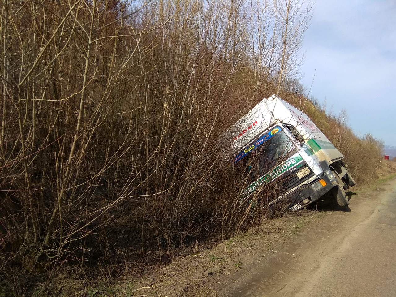 На Рахівщині вантажівка потрапила у кювет (ФОТО)