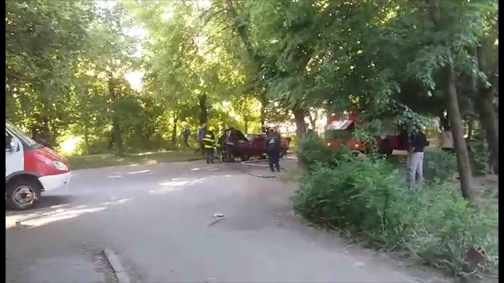 В Мукачеві на Петефі загорілася автівка (ВІДЕО)