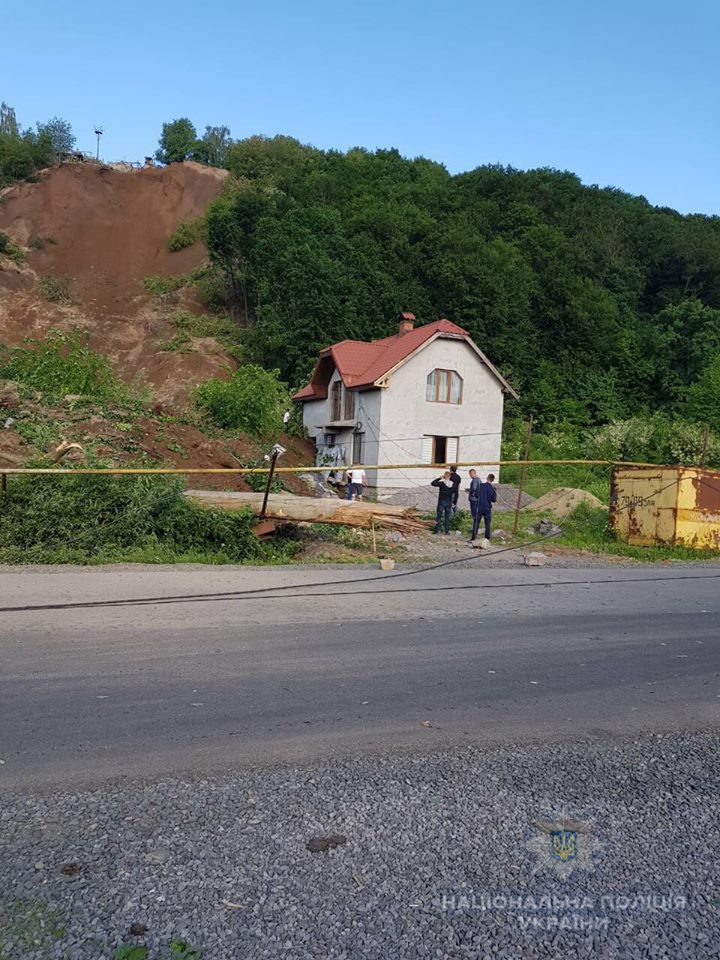 Поліція розпочала провадження за фактом зсуву ґрунту в Мукачівському районі (фото)