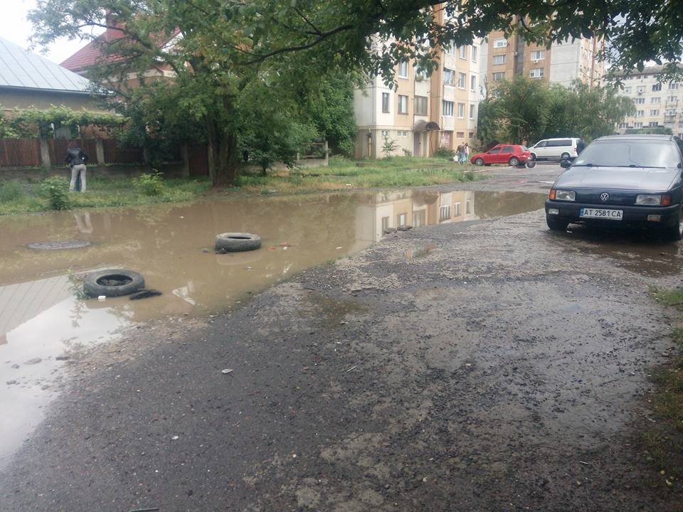 Зливи перетворили Ужгород у місто каналів (ФОТО)