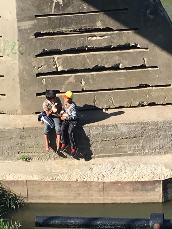 В Ужгороді біля пішохідного моста діти клей нюхають (фото)