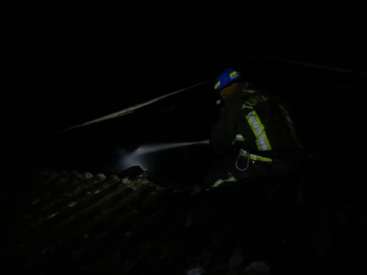 Закарпатські вогнеборці приборкували пожежу в деревообробному цеху (фото)