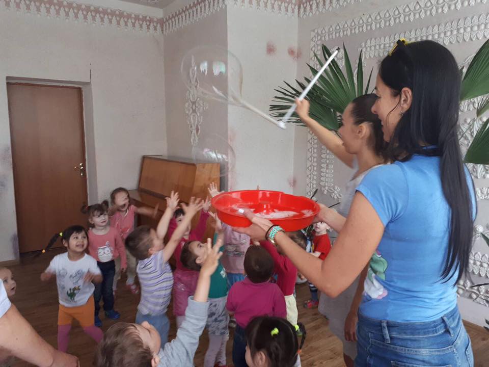 Небайдужі мукачівці влаштували свято для дітей дитбудинку (ФОТО)