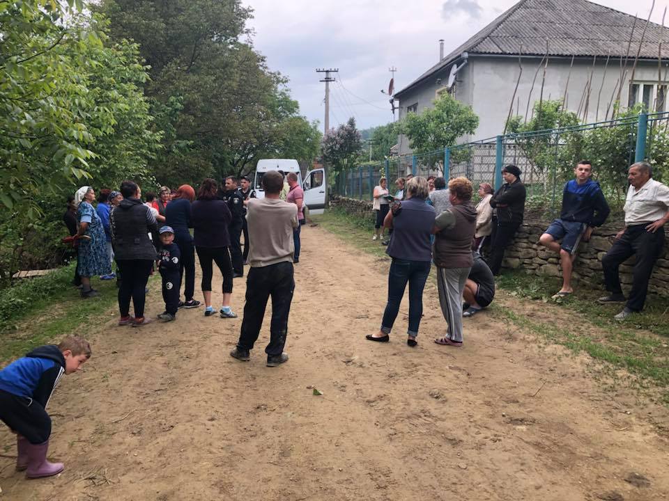 На Свалявщині люди перекрили дорогу лісовозам  (ФОТО)