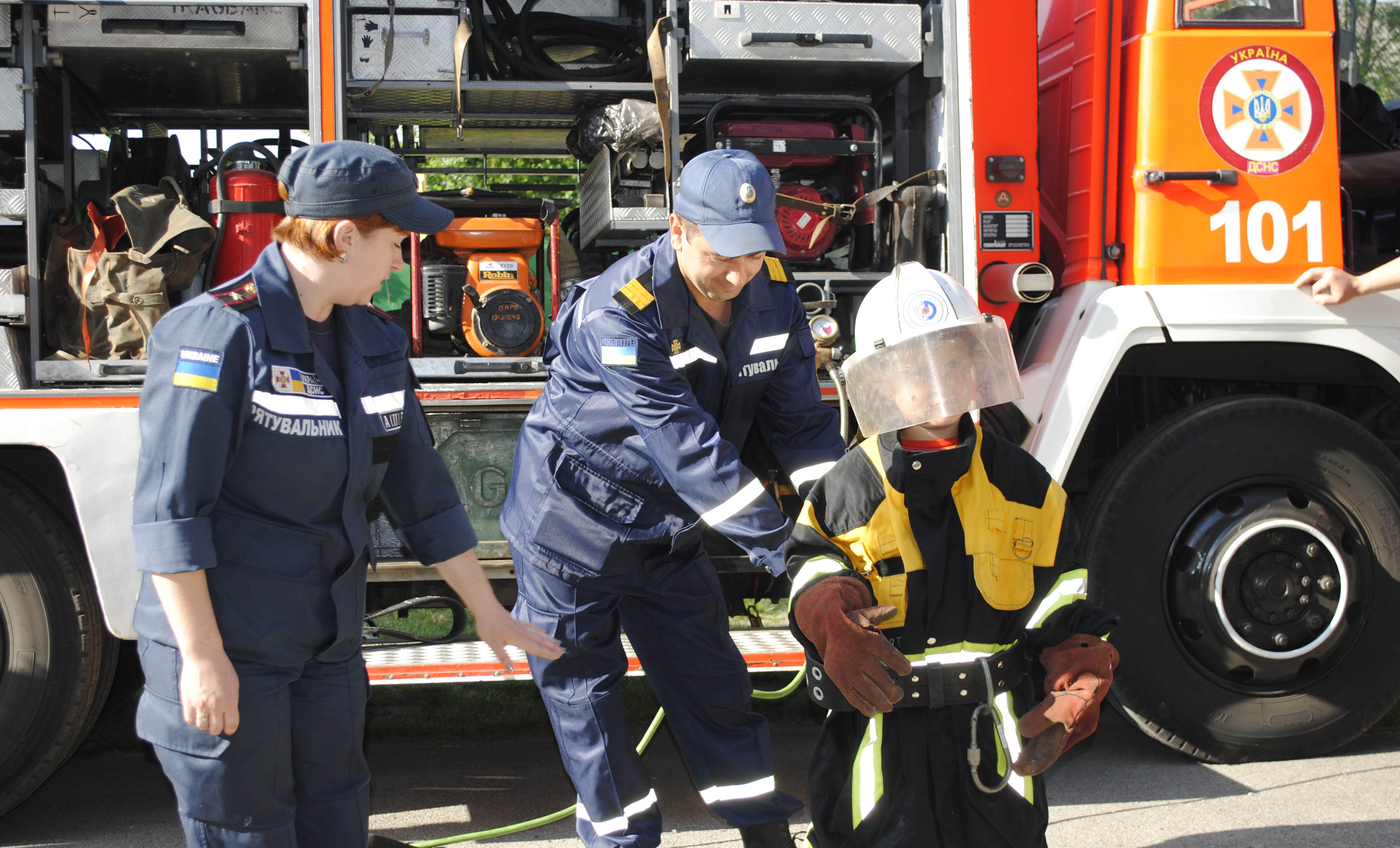 Вогнегасник, гідравлічні ножиці та «пожежна» казочка: як рятувальники Закарпаття дітей навчають (фото)