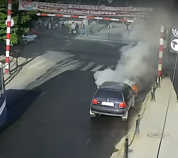 В Берегові посеред дороги загорілася автівка, в якій була жінка з дитиною (відео)