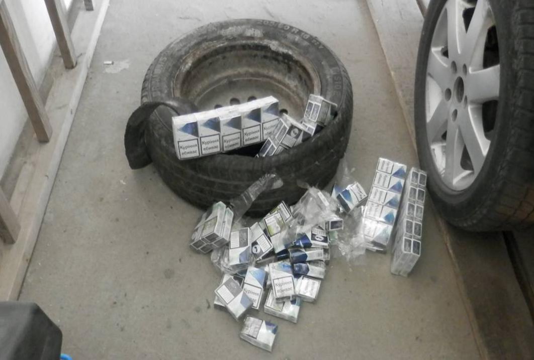 200 пачок контрабандних сигарет позбавили громадянина України власного авто (фото)