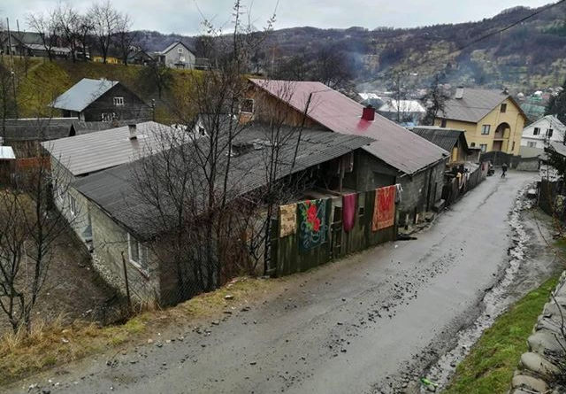Роми Тячівщини живуть у маленьких хатинах виховуючи по 5-11 дітей