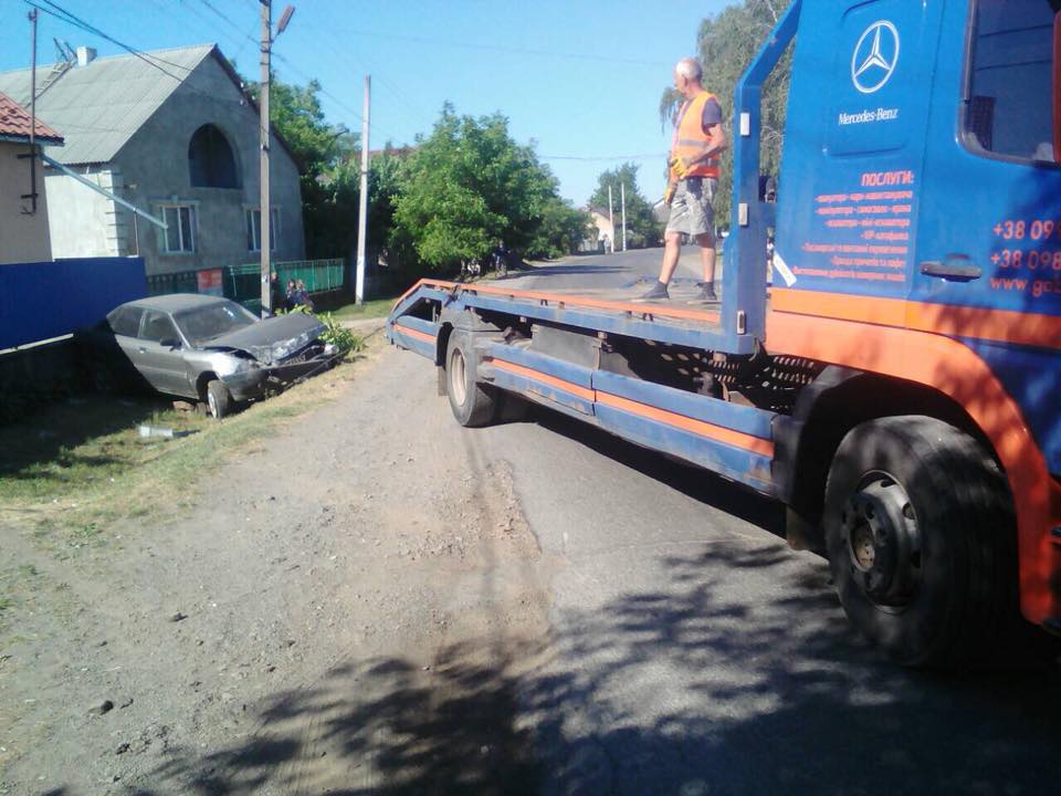 На Виноградівщині молодики викрали автомобіль AUDI-80 та розбили його