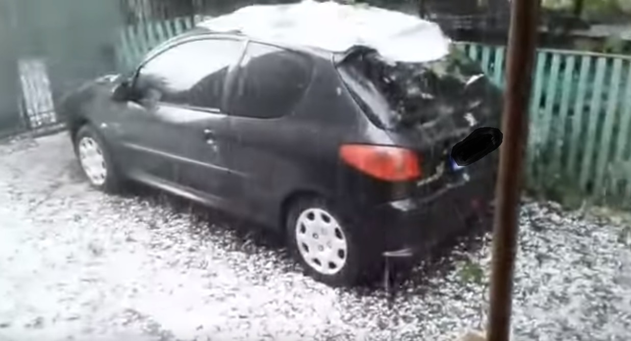 У Сваляві падав дуже сильний град, майже як сніг (відео)