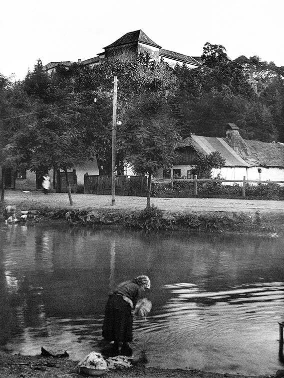 Фото з архіву: Вид на замок із Малого Ужа, 1921 р.