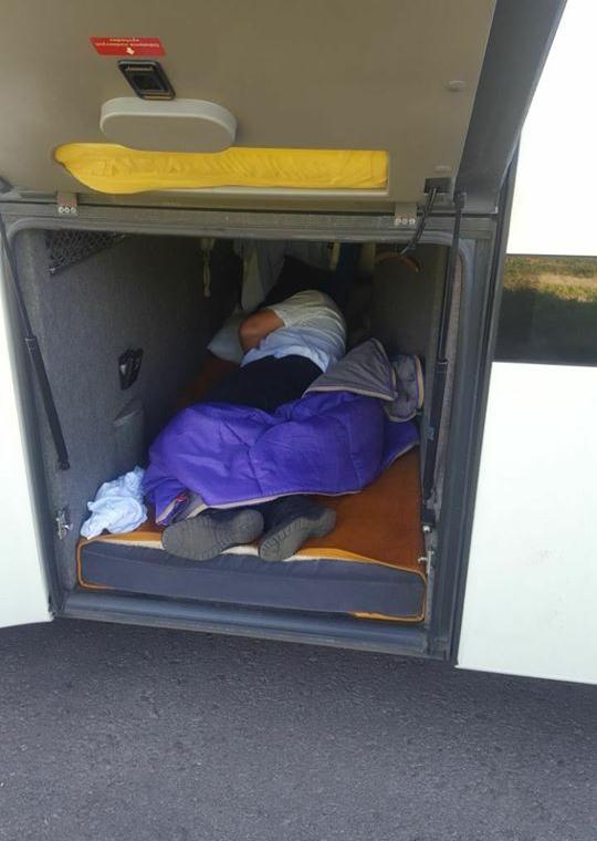 У туристичному автобусі прикордонники виявили водія-«зайця» (фото)