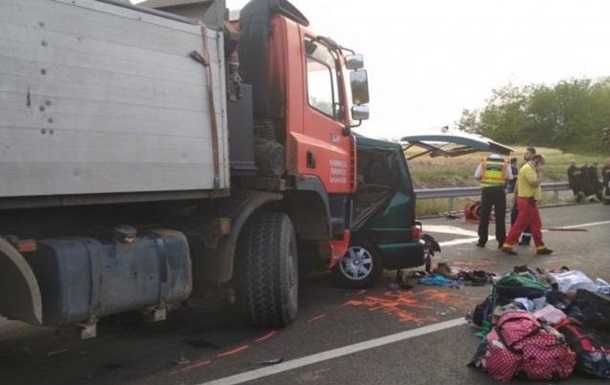 У сусідів Закарпаття мікроавтобус зіткнувся з вантажівкою: дев'ять жертв (ФОТО)