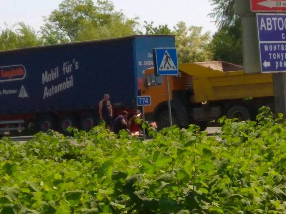 В Мукачеві на пішоходному переході вантажівка збила дівчину-велосипедиста (ФОТО)