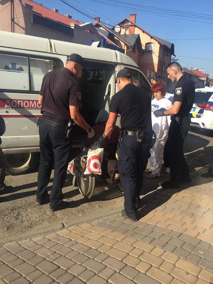 Жінку на візку, яка плювалась та поливала сечею перехожих у Мукачеві доправили у спецзаклад (ФОТО)