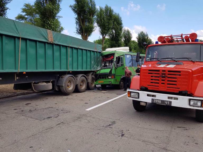 На Дніпропетровщині сталась моторошна ДТП з 22-ма постраждалими (ФОТО)