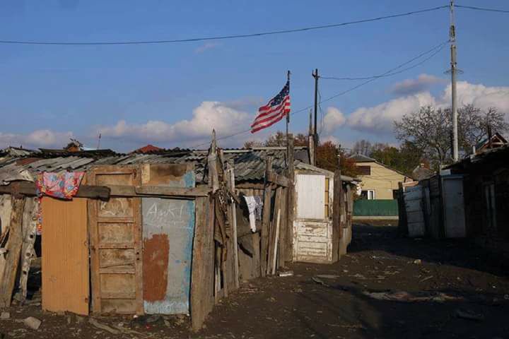 В Ужгороді в ромському таборі висить американський стяг - соцмережі (фото)