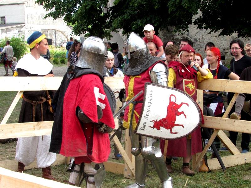 Вершники, лицарі, забави - на Мукачівщині триває  грандіозний середньовічний фестиваль (ФОТО)