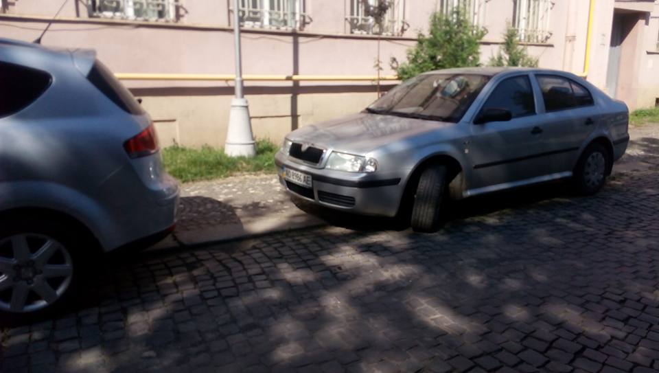 Паркування без кордонів: так можна назвати безкарність «оленів» в Ужгороді (ФОТО)