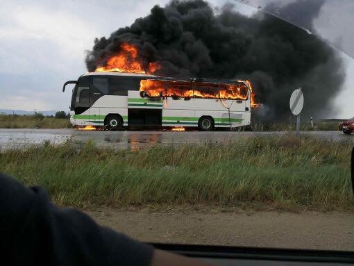 Пасажирський автобус згорів після удару блискавки в Греції (фото)