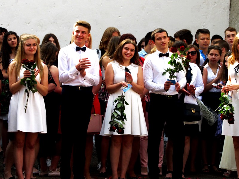 На святковій лінійці в Мукачеві випускники згадали вчителям погрози та побажали амнезії (ФОТО, ВІДЕО)