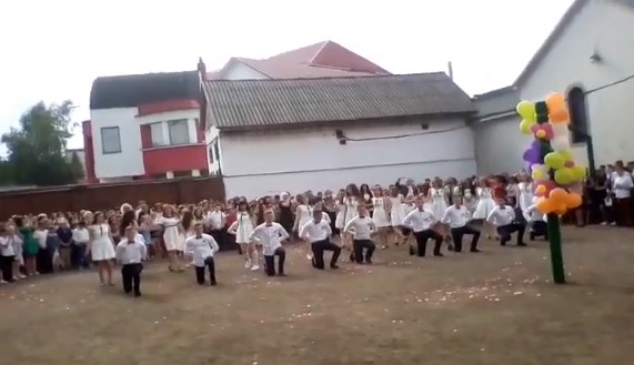 Випускники танцювали прощальний вальс в ЗОШ №20 в Мукачеві (ВІДЕО)