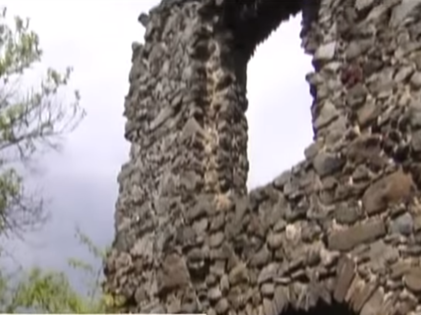 Під загрозою руйнування: журналісти розповіли про середньовічний замок на Закарпатті (ВІДЕО)