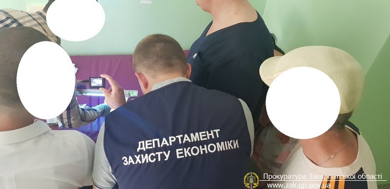 В Ужгороді при отриманні хабара затримано акушер-гінеколога (ВІДЕО+ФОТО)