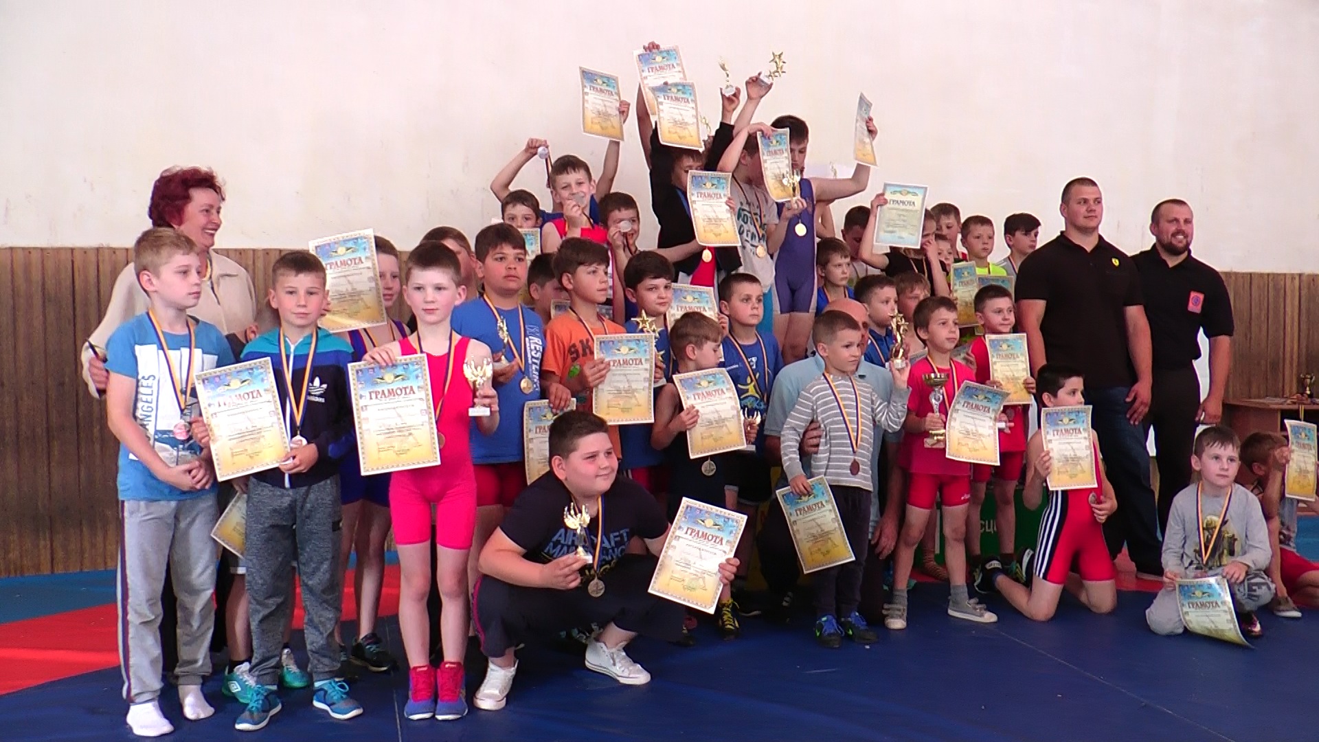 У Мукачеві до Дня захисту дітей партія "За життя" влаштувала чемпіонат з греко-римської боротьби (ВІДЕО)