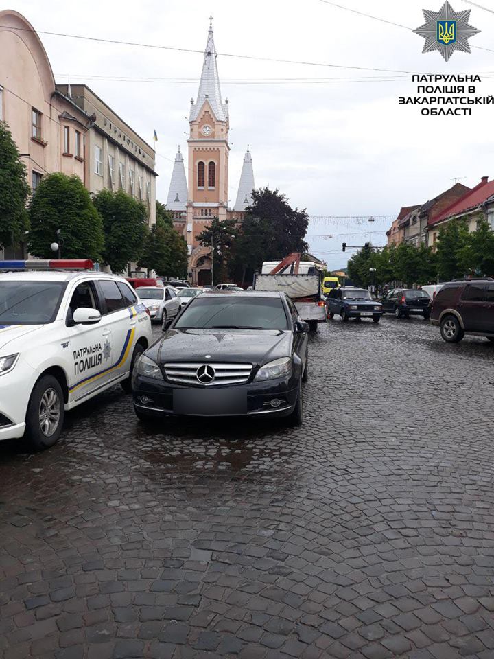В центрі Мукачева виявили Mercedes, який перебуває у розшуку