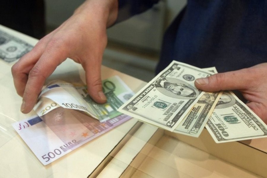 Курс валют 15 травня: євро значно додав у ціні, долар на місці