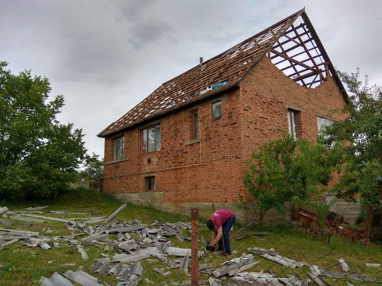 Підсумок негоди на Закарпатті: пошкоджено покрівлі 886 будівель