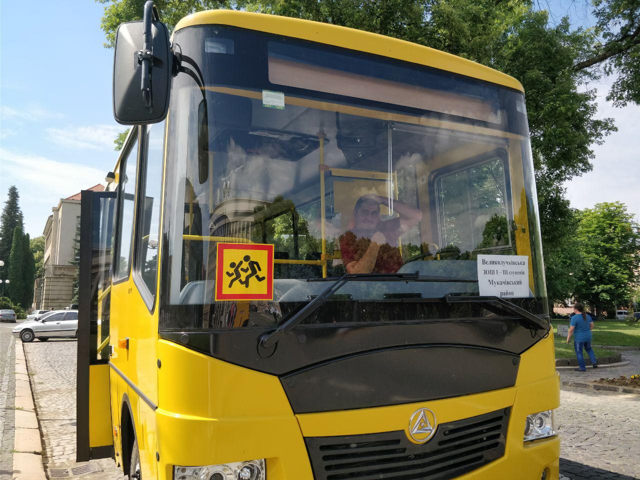 Новенькі автобуси для закарпатських школярів (ФОТО)