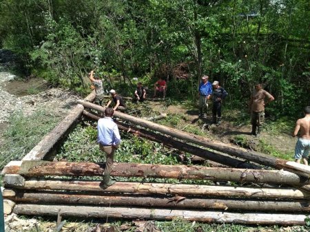У Німецькій Мокрій на Тячівщині люди власноруч зводять берегоукріплення (ФОТО)