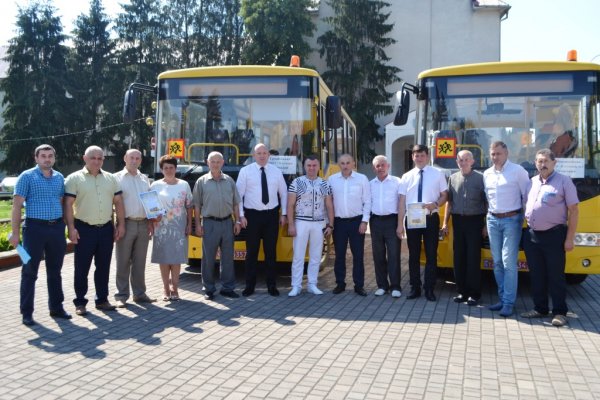 Школи з новим транспортом для учнів: Тячівщина отримала 2 автобуси