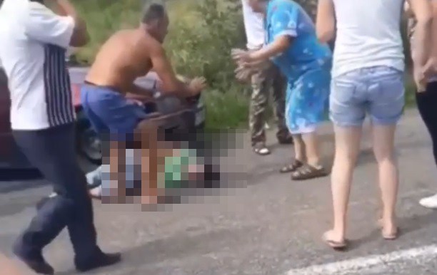 На Буковині люди побили водія, який насмерть збив дитину (відео)