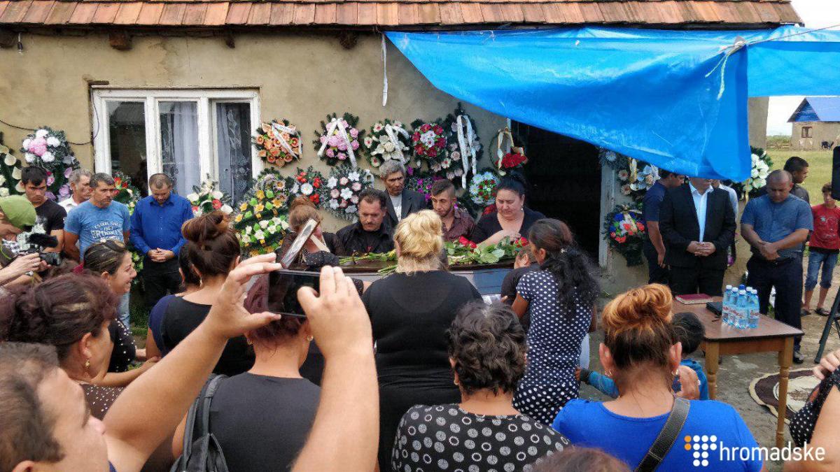 На Закарпатті попрощались з вбитим ромом під час нападу на табір у Львові