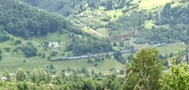 З якою швидкістю рухається поїзд в горах Закарпаття (ВІДЕО)