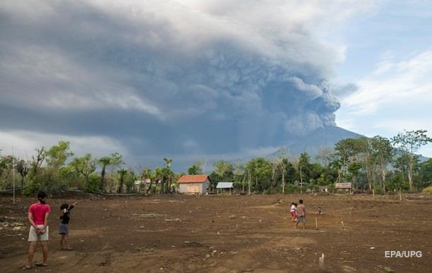 На Балі закрили аеропорт через активізацію вулкана Агунг