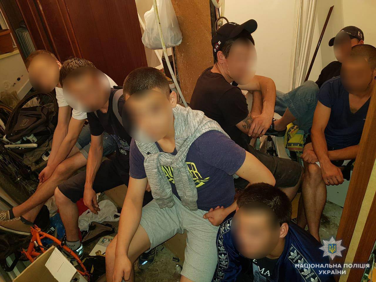 Поліція накрила притони ужгородських наркоторговців: затримано 19 осіб (ФОТО)