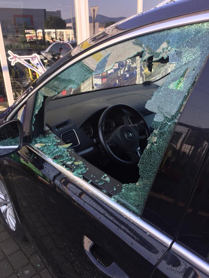 В Мукачеві невідомі пошкодили чоловіку автівку (ФОТО+ВІДЕО)