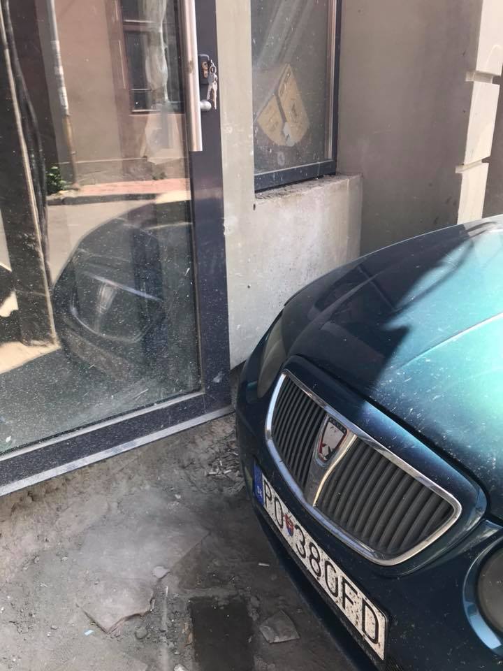В Ужгороді чоловік показав неймовірний метод парковки (ФОТО)