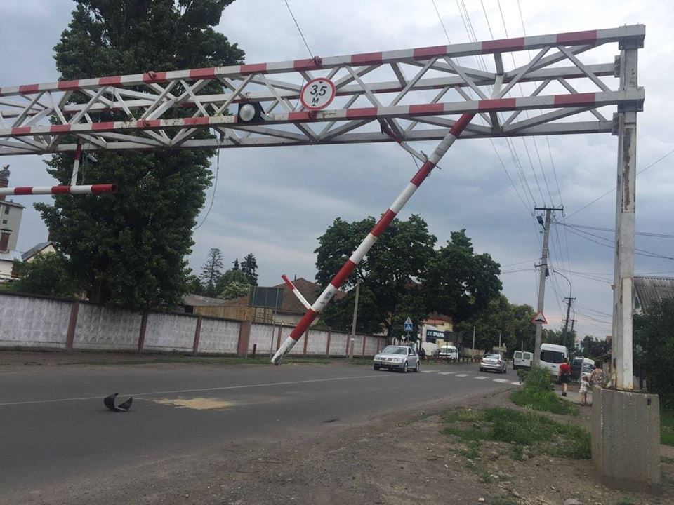 Впевнений водій лісовоза наробив шкоди у Мукачеві (ФОТО)
