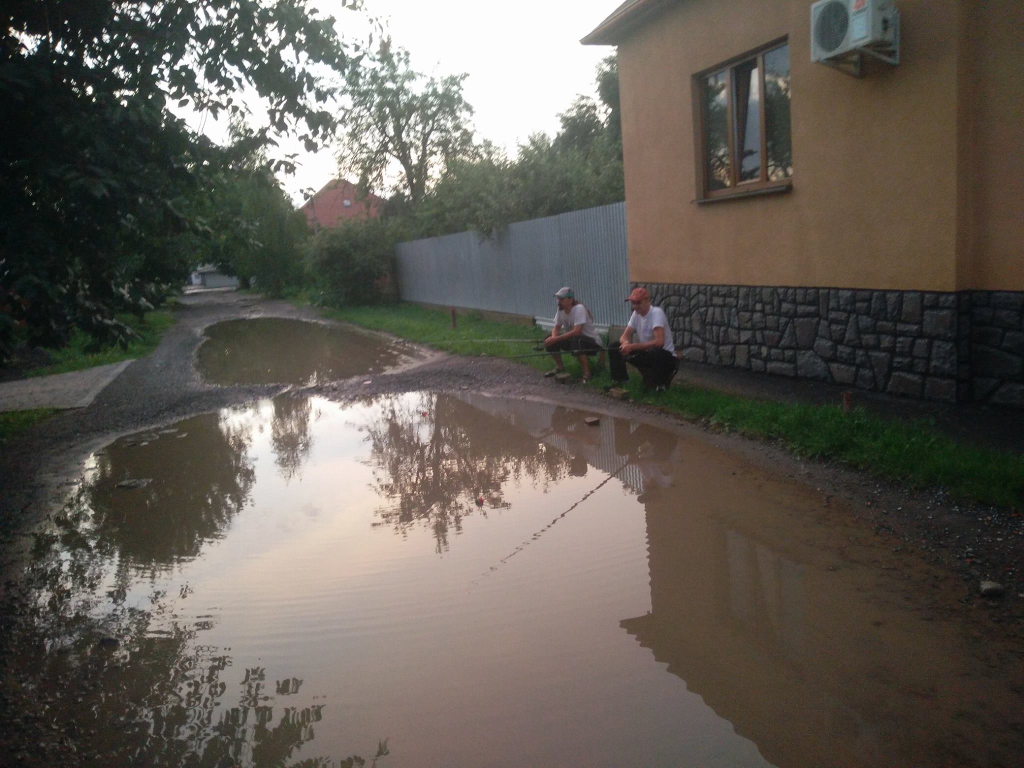 Вулиці Мукачева перетворилися у кльові місця (ФОТО)