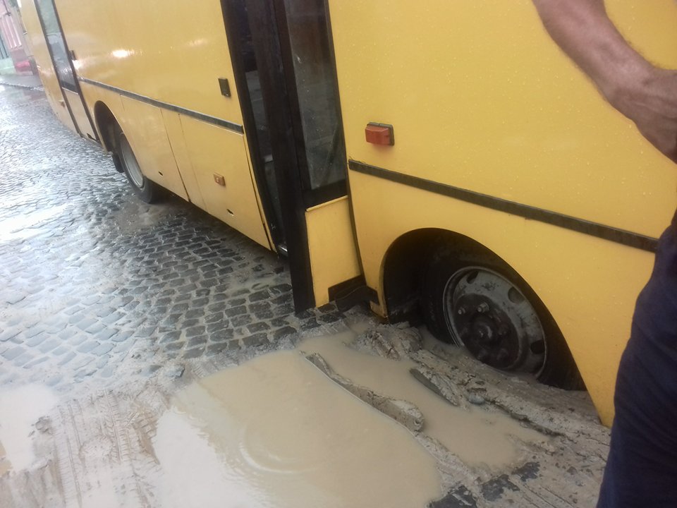 В центрі Мукачева автобус застряг у проваллі (ФОТО)