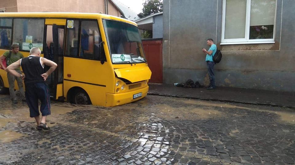 Наслідки негоди у Мукачеві : автобус з провалля витягли, рух вулиці зупинили (ФОТО)