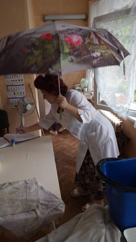 Вода зі стелі - звичайне явище в Ужгородській лікарні (СОЦМЕРЕЖІ)