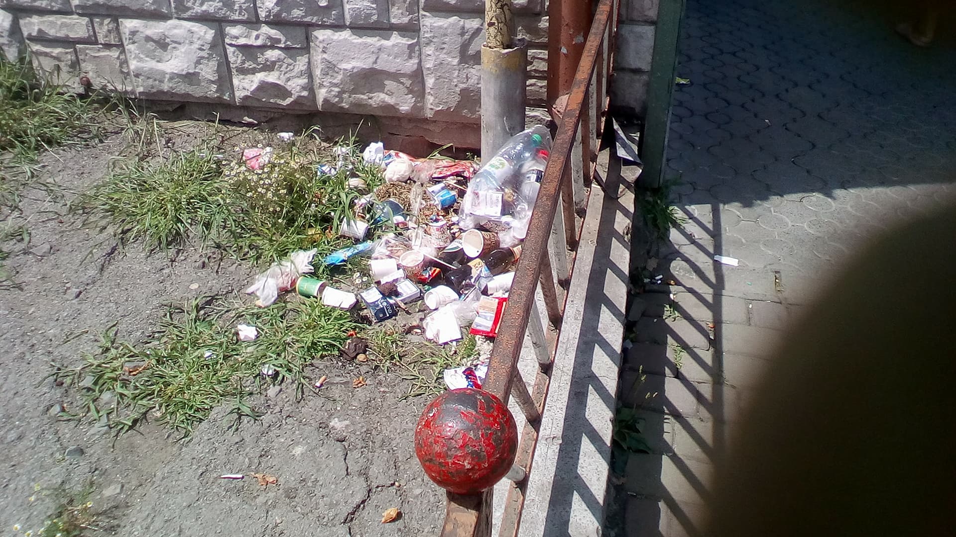 В Мукачеві урни не допомагають позбутися сміття (ФОТО)