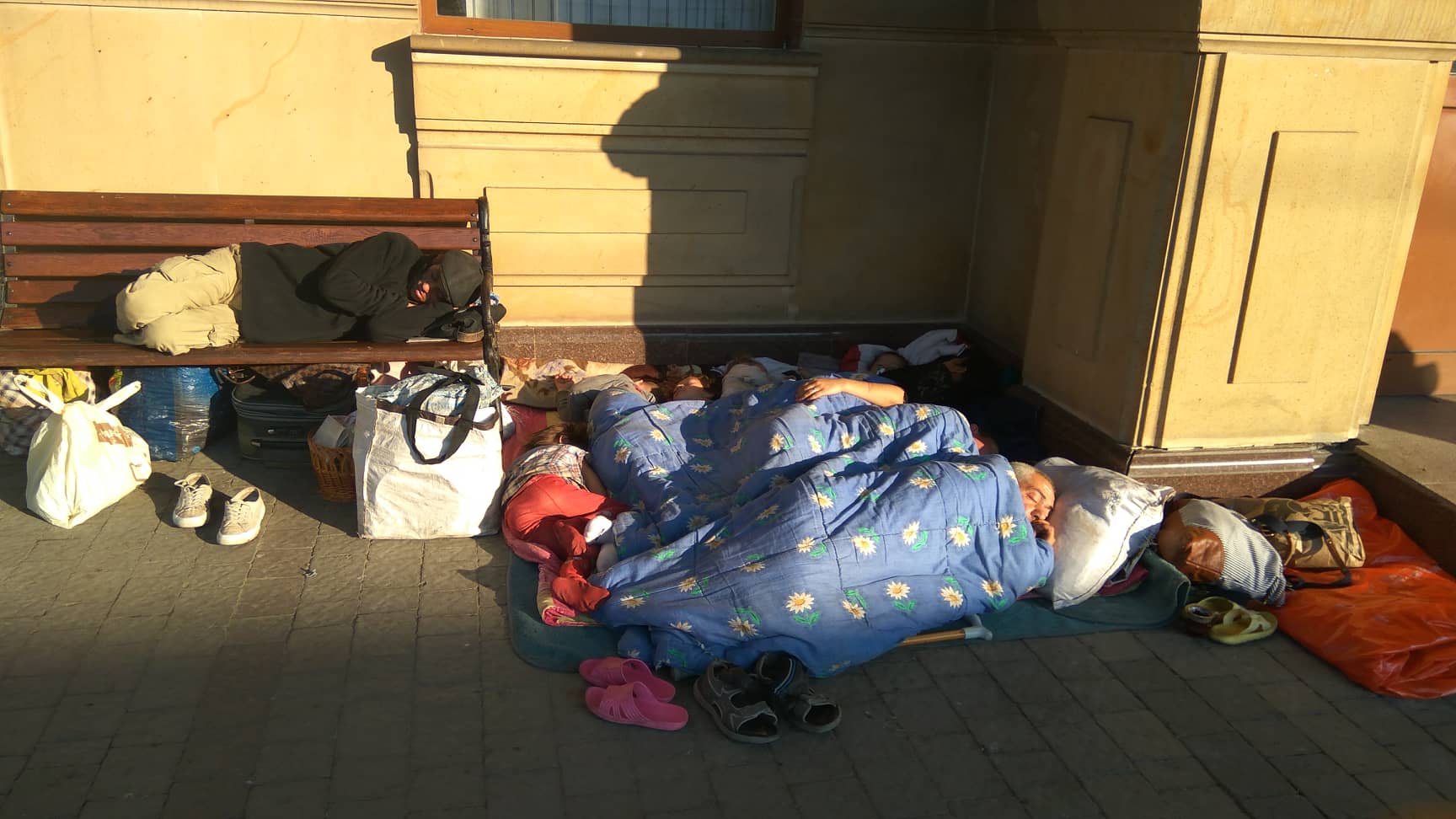 Роми влаштували "кемпінг"-нічліжку на вокзалі в Ужгороді (ФОТО)